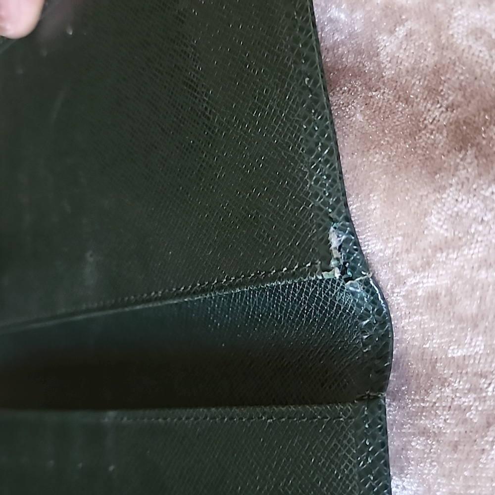 Authentic Green Louis Vuitton Taiga Wallet - Picture 8 of 10